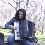 Билјана сама со десет прсти си ја заработува кората леб: Една од ретките ЖЕНИ ХАРМОНИКАШ