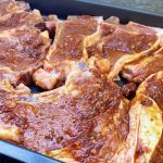 ОВА Е НАЈДОБРАТА МАРИНАДА ЗА СКАРА: Направете само една работа и месото ќе биде МЕКО И ПОСОЧНО ОД БИЛО КОГА