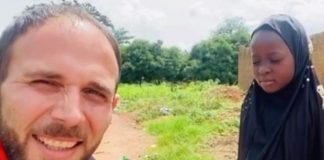 (Видео) На сиромашно девојче и подари кукла, а нејзината реакција не расплака