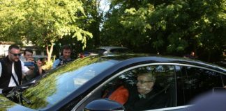 АНА БЕКУТА СТИГНА НА СВАДБА: Ја соблече ЦРНАТА ГАРДЕРОБА, еве што облекла – НИКОГАШ НЕ ИЗГЛЕДАШЕ ПОУБАВО