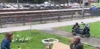 Балканец си пече јагне во дворот, а Швајцарец го гасне со противпожарен апарат ВИДЕО