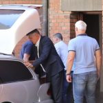 СЦЕНА КОЈА КРШИ СРЦА: Телото на Матеј Периш пристигна во црква, таткото Ненад го бакна ковчегот (ВИДЕО)