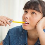 Зошто луѓето си ја чешаат главата ДОДЕКА РАЗМИСЛУВААТ? Еве што мислат психолозите!