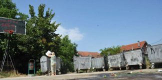 МАЈКАТА ГО ОСТАВИЛА ПРЕД КОНТЕЈНЕР И СИ ЗАМИНАЛА: 30 години подоцна, целиот свет му се восхитува!