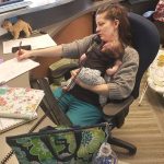 Мајката го доела бебето на работа, шефицата ја фотографирала додека одмарала