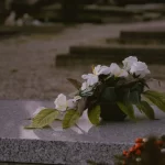 Цели 43 години го посетувала гробот на нејзиниот покоен татко, а потоа открила што се крие во него