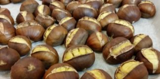 КАКО ПОБРЗО И ПОДОБРО ДА ПЕЧЕТЕ КОСТЕНИ: Буквално ќе се лупат секој пат, само направете го ова пред печење