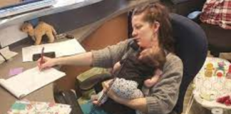 Мајката го донела бебето на работа, газдата ја фотографирал додека одмарала