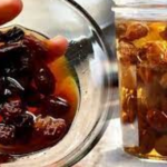 Сушеното грозје потопете го во вода и оставете го да отстои 24 часа: Кога ќе го испиете, ќе се случи чудо