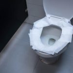 АКО ОВА ГО ПРАВИТЕ КОГА ОДИТЕ ВО ТОАЛЕТ ВО КАФИЧ ИНФЕКЦИЈАТА НЕ ВИ БЕГА: Лекарите предупредуваат – Ги собирате сите ФЕКАЛИИ И БАКТЕРИИ!