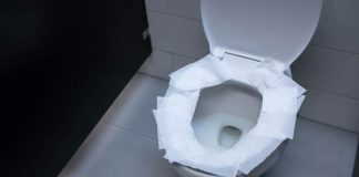 АКО ОВА ГО ПРАВИТЕ КОГА ОДИТЕ ВО ТОАЛЕТ ВО КАФИЧ ИНФЕКЦИЈАТА НЕ ВИ БЕГА: Лекарите предупредуваат – Ги собирате сите ФЕКАЛИИ И БАКТЕРИИ!