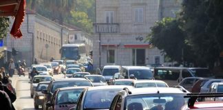 Возачите свиреа и го заобиколуваа камионот паркиран пред знакот за застанување, но еден тинејџер запре и се замрзна над она што го видел внатре.