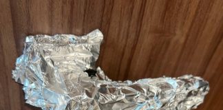 СЕКОГАШ КОГА СУМ САМА ДОМА СТАВАМ АЛУМИНИУМСКА фолија на кваката од надворешната врата: Кога ќе ја видите причината, веднаш ќе го направите истото