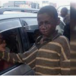 Малиот бездомник се доближил до автомобилот за да побара пари, но кога погледнал внатре започнал да плаче