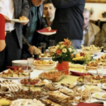 ЗОШТО СЕ ПРОМЕНИВМЕ: Порано ги дочекувавме гостите со свинско месо и пире од компири, а денес со кафе и бисквити!