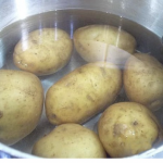 Варената вода од компир ќе го реши еден од најголемите проблеми на секоја жена