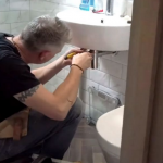 Водоводџијата е снимен како пее на работа – не очекуваше што ќе се случи со него