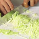 СИТЕ ГРЕШАТ КОГА ПРАВАТ САЛАТА ОД ЗЕЛКА: Трикот е во состојката која се додава на самиот крај и целосно го менува вкусот.