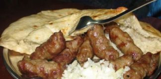 РЕЦЕПТ ЗА КЕБАПИ КАКО ОД КАФАНА! САМИ НАПРАВЕТЕ ЈА СМЕСАТА ЗА НАЈСОЧНОТО МЕСО: Еве како се подготвува!