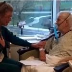 Медицинската сестра му пееше на постариот пациент, сите се изненадија кога видоа што направи