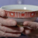 Напиток за лица со БОЛКИ во колената: Со редовно консумирање ќе ги ЗАЈАКНЕТЕ зглобовите, тоа е дневна доза на витамини и минерали