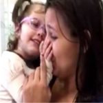 СЛЕПО ДЕВОЈЧЕ конечно прогледа по операцијата. Кога ја виде мајка си за прв пат, нејзината реакција ќе ви го стопи срцето (ВИДЕО)