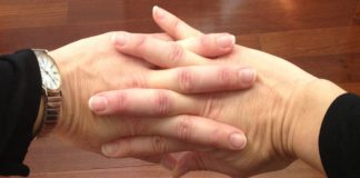 Лекарите објаснуваат зошто КРЦКАЊЕТО НА ПРСТИТЕ ОД РАЦЕТЕ е многу штетно