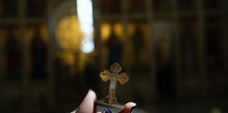 ЕВА ЗОШТО Е ДОБРО ДА НОСИТЕ КРСТ ОКОЛУ ВРАТОТ: Ќе се изненадите кога ќе го прочитате ЗНАЧЕЊЕТО