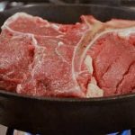 Пред печењето, направете го ова: ЌЕ ИМАТЕ СОВРШЕНО СОЧНО МЕСО, ВКУСОТ НА МЕСОТО ЌЕ ВЕ ИЗВАДИ ОД ПАТИКИ!