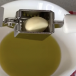 МНОГУ ЛЕСНО СЕ ПРАВИ: Медицинското масло од лук прави чуда за здравјето на вашето тело!