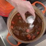 СЕ ПОТИТЕ И ВИ СКОКНАЛ ПРИТИСОКОТ: Скриената сол е главен виновник – Се што е над оваа количина е опасно!