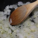 ПОЗНАТ ГОВАЧ ОТКРИ ТРИК КАКО ДА ПРЖИТЕ КРОМИД А ДА НЕ ЈА УСМРДИТЕ ЦЕЛА КУЌА: Потребна ви е една состојка, ќе ја користите постојано