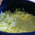 ЗА ДА ЈА НАПРАВИТЕ САЛАТАТА ОД ЗЕЛКА ВКУСНА НА КРАЈ, МОРА ДА ДОДАДЕТЕ ЛАЖИЦА ОД 1 СОСТОЈКА: Трик за кој многумина не знаат!