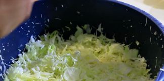 ЗА ДА ЈА НАПРАВИТЕ САЛАТАТА ОД ЗЕЛКА ВКУСНА НА КРАЈ, МОРА ДА ДОДАДЕТЕ ЛАЖИЦА ОД 1 СОСТОЈКА: Трик за кој многумина не знаат!
