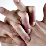 Отечени прсти: 11 можни причини и најдобрите домашни третмани