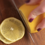 ИСЕКЛА ЛИМОН НА РЕЗАНКИ И ГО СТАВИЛА ПОКРАЈ КРЕВЕТОТ: Кога се разбудила утрото, ја дочекало чудо!