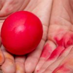 Како да ја отстраните бојата од рацете по вапсувањето јајца?