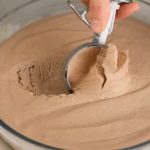 НАЈДОБРИОТ РЕЦЕПТ ЗА ДОМАШЕН ЧОКОЛАДЕН СЛАДОЛEД: Подобар од кој било купен во продавница (РЕЦЕПТ)