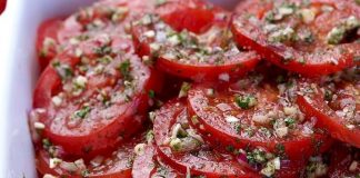 АКО САКАТЕ ДОМАТИ, МОРА ДА ЈА НАПРАВЕТЕ ОВАА САЛАТА: Толку е вкусна што ќе ве воодушеви, а тајната е во 1 состојка!