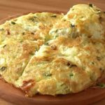 НАЈЕВТИНАТА ВЕЧЕРА ОД 4 НАМИРНИЦИ: Вкусно јадење со компири и сирење без брашно брзо се подготвува и ќе ве засити за миг!