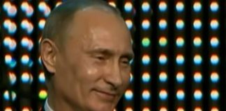 Погледнете како Путин пее пред холивудската елита: Свиреше и на клавир, а публиката воодушевено аплаудираше