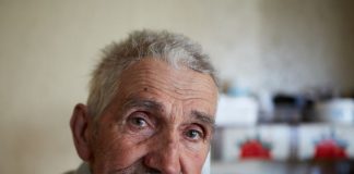 „Сè што имав им дадов на ќерките, а сега не сакаат ни да ме погледнат“: Се преселиле во Америка и не сакаат да чујат за него