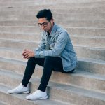 „НЕ СЕДИ НА ЛАДЕН БЕТОН, ЌЕ НАСТИНЕШ“ – ВИСТИНА ИЛИ МИТ?: Еве што навистина предизвикува настинка и како правилно да се лечи