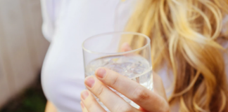 Зела кисела вода и ја ставила на косата пред да спиење: Кога се разбудила се шокирала пред огледалото!