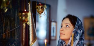 На денот на Огнената Марија постои посебен обичај за девојките: Еве што треба да му подарат на момчето човек кој им се допаѓа