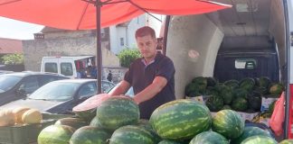 Во Црна Гора доколку купите лубеница ви наплаќаат и да ја исечат!