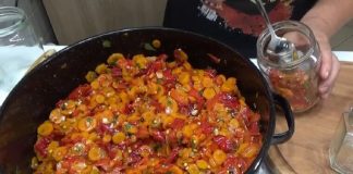 Моркови со лук и пиперки: Евтина и вкусна салата, подготвена за кратко време
