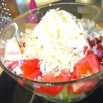 Ова е најоригиналниот начин да се подготви шопска салата: Многумина забораваат на 1 суштинска состојка што ја прави толку вкусна