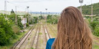 Сакав да се фрлам под воз: Кога излезе машиновозачот, животот ми се промени – сега ми е сопруг
