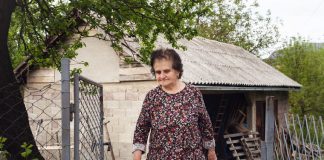 Се омажив за човек од село, но ова не го очекував: градска девојка сум, а свекрва ми ме тера да го чистам свињарникот